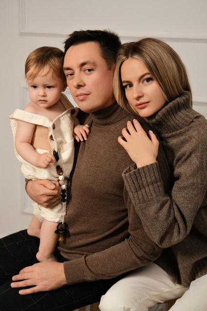 Заказать семейную фотосессию в студии с детьми в Тюмени от Fashion Box
 – фото № 49