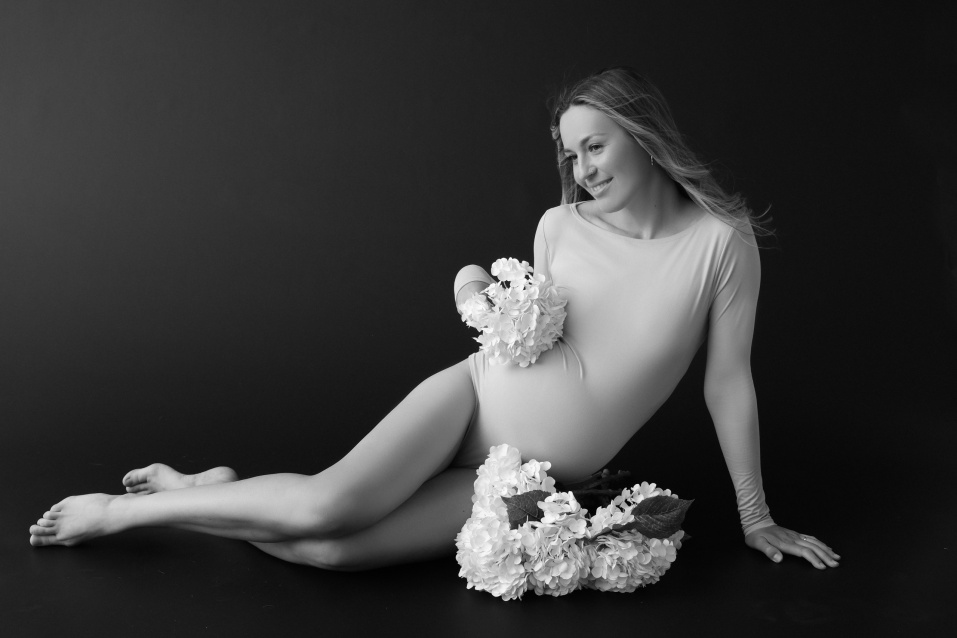 Заказать фотосессию для беременных в студии от компании Fashion Box в Тюмени 
 – фото № 1