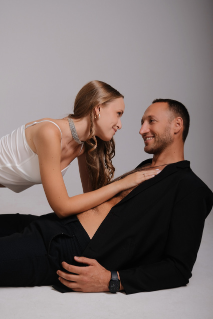 Заказать фотосессию Love Story в студии от сети фотостудий Fashion Box в Тюмени 
 – фото № 14