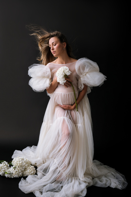 Заказать фотосессию для беременных в студии от компании Fashion Box в Тюмени 
 – фото № 2