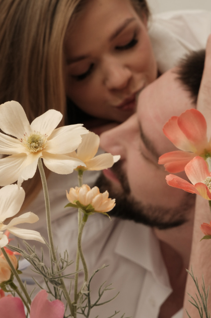 Заказать фотосессию Love Story в студии от сети фотостудий Fashion Box в Тюмени 
 – фото № 9