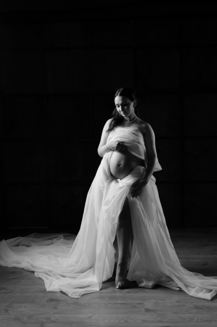 Заказать фотосессию для беременных в студии от компании Fashion Box в Тюмени 
 – фото № 8