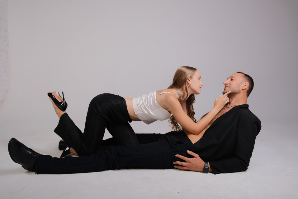 Заказать фотосессию Love Story в студии от сети фотостудий Fashion Box в Тюмени 
 – фото № 16